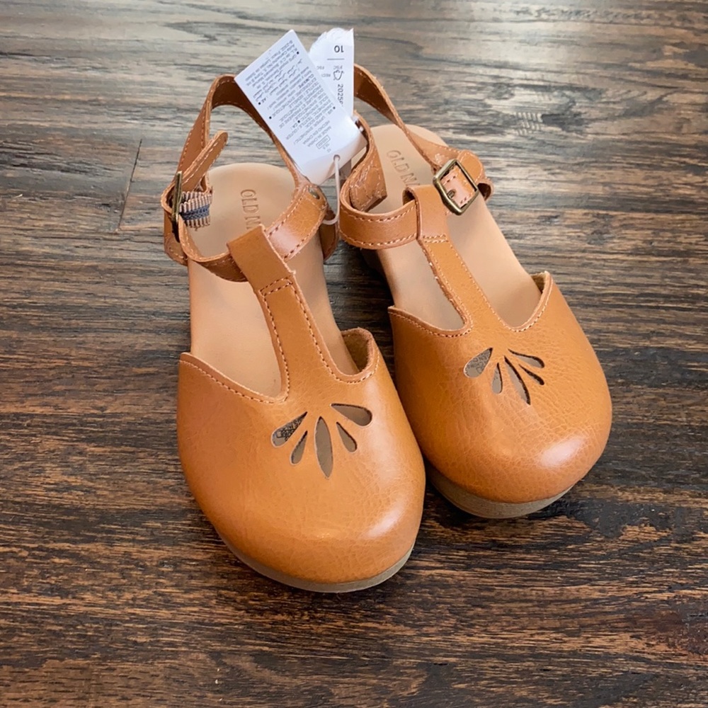 New Size 10 Old Navy tan clogs toddler girls